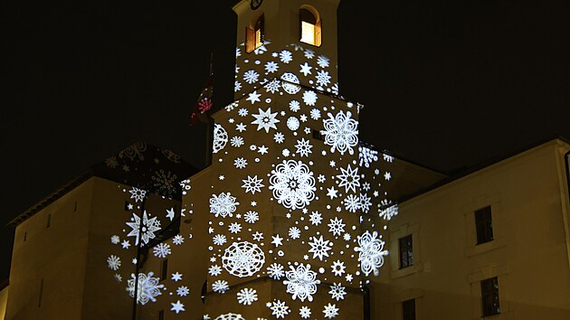 �ty�i tis�covky LED diod, z nich� jsou sochy sv�teln�ho parku tvo�eny, oza�uj� nejen n�dvo�� hradu �pilberk, ale tak� hradby a kasematy. Vyzdoben� jsou i jeho dal�� ��sti. 