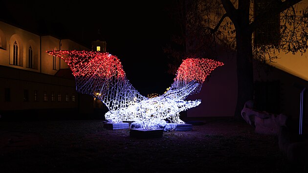 Jednou z nasv�cen�ch soch je b�jn� brn�nsk� drak, kter� v tomto p��pad� m�n� zbarven�. 