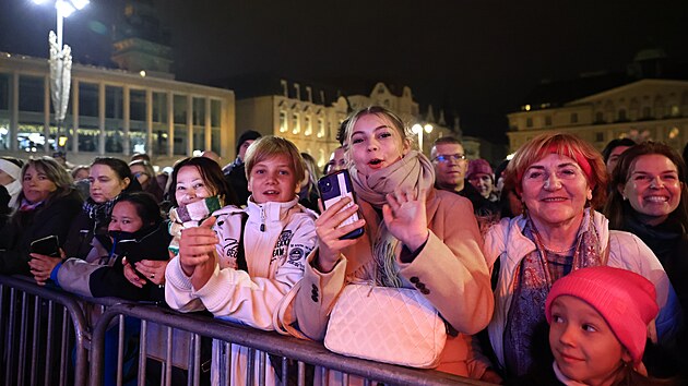 V�no�n� trhy na Zeln�m trhu v Brn� od�puntoval v p�tek ve�er sv�m vystoupen�m zp�v�k a moder�tor Leo� Mare�. (15. listopadu 2024)