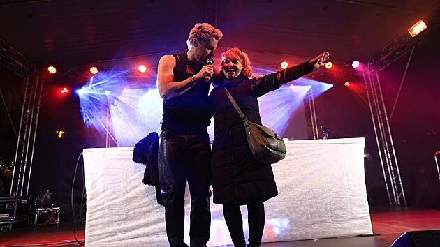 V�no�n� trhy na Zeln�m trhu v Brn� od�puntoval v p�tek ve�er sv�m vystoupen�m zp�v�k a moder�tor Leo� Mare�. (15. listopadu 2024)