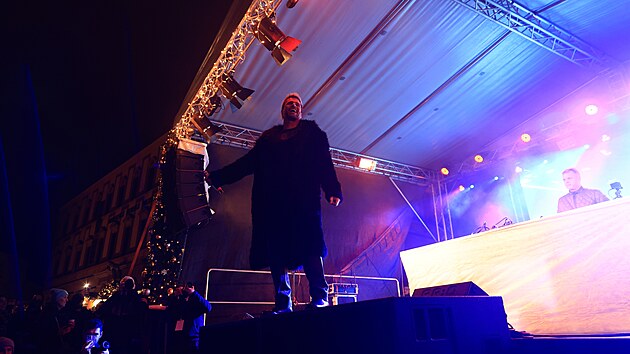 V�no�n� trhy na Zeln�m trhu v Brn� od�puntoval v p�tek ve�er sv�m vystoupen�m zp�v�k a moder�tor Leo� Mare�. (15. listopadu 2024)