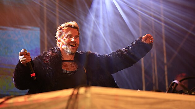 V�no�n� trhy na Zeln�m trhu v Brn� od�puntoval v p�tek ve�er sv�m vystoupen�m zp�v�k a moder�tor Leo� Mare�. (15. listopadu 2024)