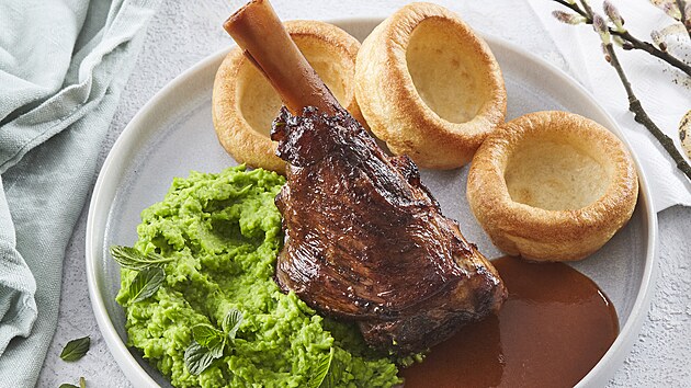 Jehní kolínko s hrákovým pyré a Yorkshirským pudinkem