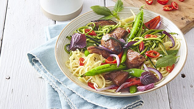 Marinované vepové s nudlemi a zeleninou