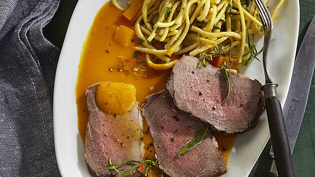 Daní kýta s dýovou omákou