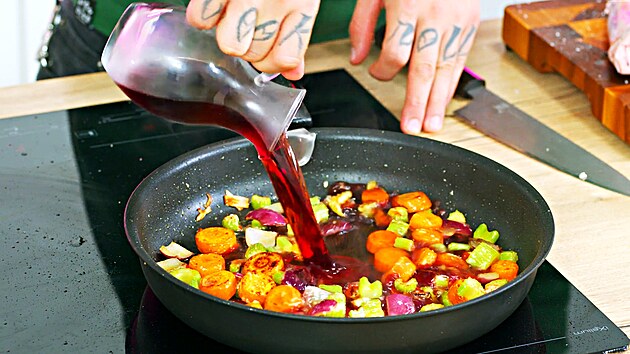 Zalijte �erven�m v�nem a redukujte.