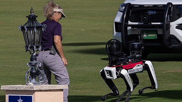 Robopsi hl�daj� perimetr Trumpova resortu Mar-a-Lago v Palm Beach. (12. listopadu 2024)