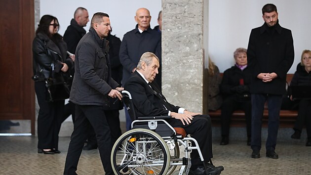 V krematoriu v pra�sk�ch Stra�nic�ch se lid� lou�� s b�valou ministryn� spravedlnosti Mari� Bene�ovou. (19. listopadu 2024)