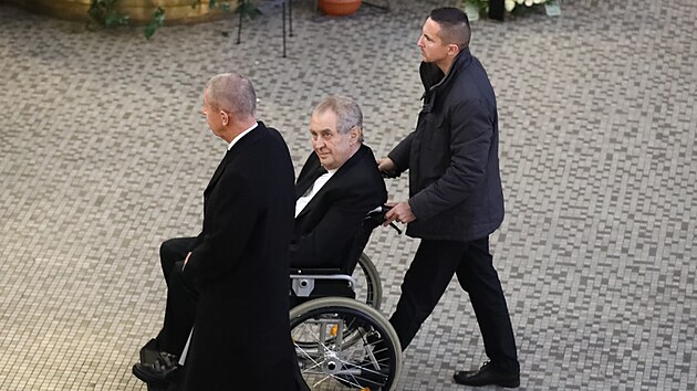 Andrej Babi� a Milo� Zeman po posledn�m rozlou�en� s Mari� Bene�ovou. (19. listopadu 2024)