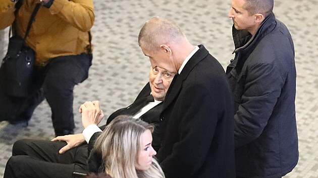 Andrej Babi� a Milo� Zeman po posledn�m rozlou�en� s Mari� Bene�ovou. (19. listopadu 2024)