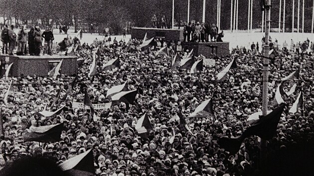 Takto zachytil atmosf�ru listopadov� Prahy fotograf Michal R��i�ka.