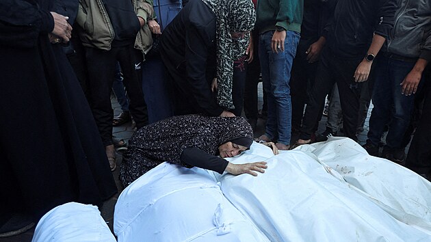 Truchl�c� se ��astn� poh�bu Palestinc� zabit�ch p�i izraelsk�m �deru v Dajr al-Balahu v centr�ln�m p�smu Gazy. (17. listopadu 2024)