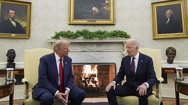 Prezident Joe Biden se setkává s nově zvoleným prezidentem Donaldem Trumpem v Oválné pracovně Bílého domu. (13. listopadu 2024)