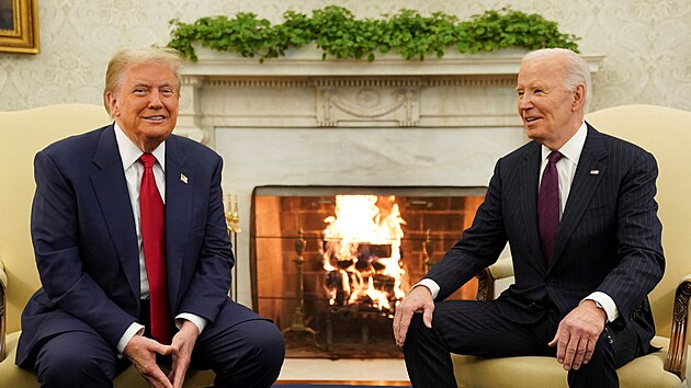 Prezident Joe Biden se setkává s nově zvoleným prezidentem Donaldem Trumpem v Oválné pracovně Bílého domu. (13. listopadu 2024)