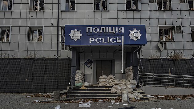 Policejn� odd�len� po�kozen� po rusk�m ost�elov�n� v Kurachove. (5. listopadu 2024)