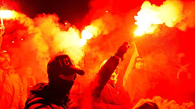 Desetitis�ce lid� se ve Var�av� z��astnily tradi�n�ho pochodu krajn� pravice organizovan�ho u p��le�itosti dne nez�vislosti. (11. listopadu 2024)