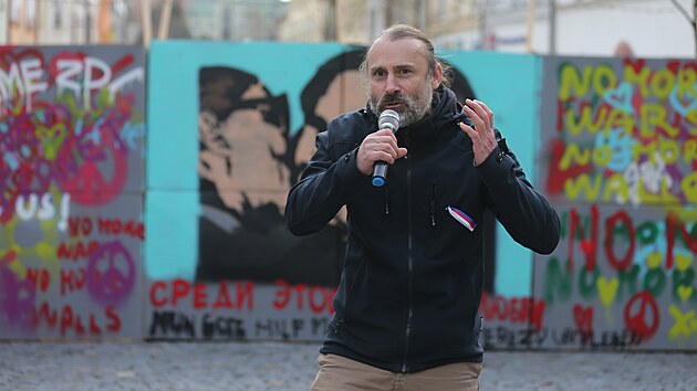 Inicitorem npadu postavit ze byl uitel gymnzia Adam Doubek.