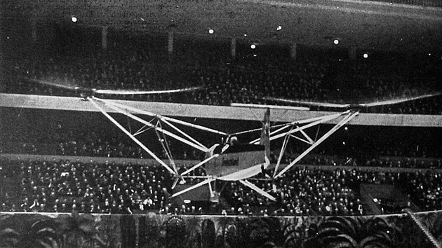 Vrtuln�k Focke-Wulf Fw 61 vyu�ili nacist� v r�mci propagandy i t�mto netradi�n�m zp�sobem, kdy� s n�m pilotka Hanna Reitsch v �noru 1938 poletovala v berl�nsk� Deutschlandhalle.