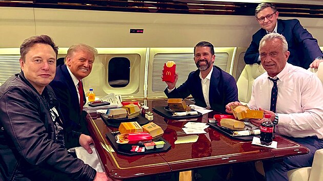 Trumpv tm hoduje na fastfoodu. Zleva: Elon Musk, Donald Trump, Donald Trump Jr., Robert F. Kennedy Jr., v pozad pedseda Snmovny reprezentant Mike Johnson.