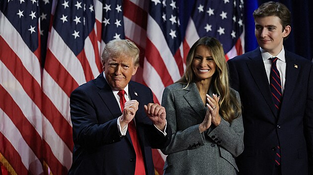 Donald Trump, Melania Trumpov� a jejich syn Barron b�hem volebn� noci ve West Palm Beach (6. listopadu 2024)