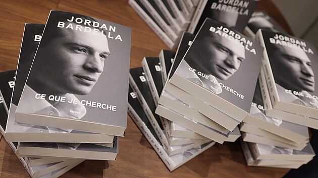 Jordan Bardella se svou autobiografi� Ce que je cherche obj�d� nejen Francii, p�ed p�r dny ji uvedl i v Bruselu. (13. listopadu 2024)