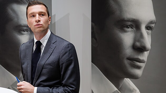Jordan Bardella se svou autobiografi� Ce que je cherche obj�d� nejen Francii, p�ed p�r dny ji uvedl i v Bruselu. (13. listopadu 2024)