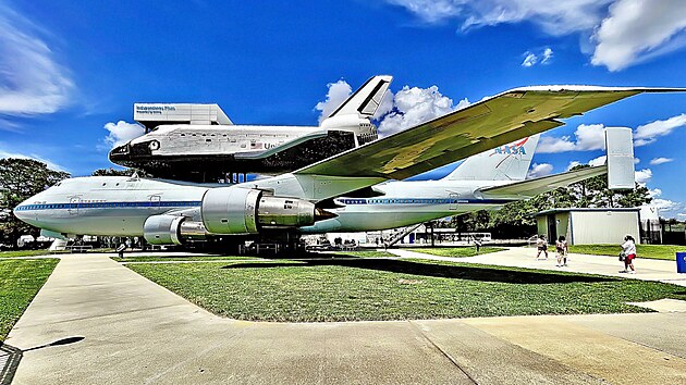 Nikdy nepou�it� raketopl�n Independence je p�imontovan� na z�dech speci�ln� upraven�ho Boeingu 747.