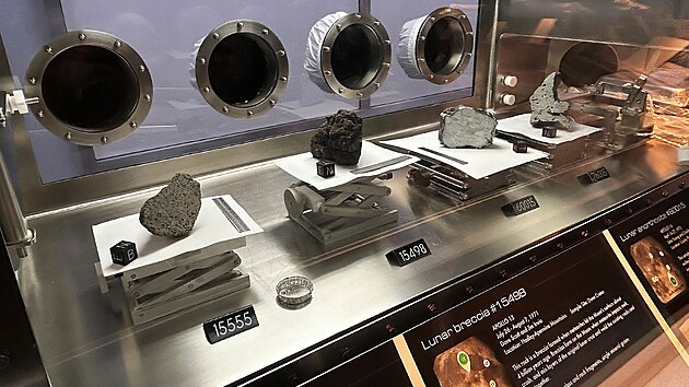 Vzorky hornin z m�s�ce jsou z p�ev�n� v�t�iny v trezorov� m�stnosti, p�r kus� je v�ak ve speci�ln�m boxu p��mo v expozici Space Center Houston. Bl� se k nim u� jako oby�ejn� smrteln�k nedostanete.