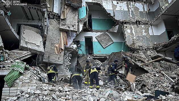 Rusk� dronov� �tok. Nejm�n� 12 mrtv�ch, v�etn� osmilet�ho chlapce, si v�era vy��dal n�let rusk�ch dron� na pohrani�n� m�sto Hluchiv. (19. listopadu 2024)