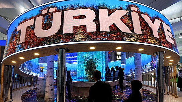 Lid� nav�t�vuj� tureck� pavilon v zelen� z�n� v m�st� kon�n� konference OSN o zm�n� klimatu COP29 v �zerb�jd��nsk�m Baku. (11. listopadu 2024)