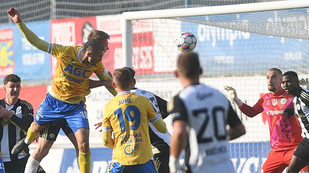 Teplick� obr�nce Nemanja Mi�evi� (�elem) pos�l� m�� do bud�jovick� br�ny.