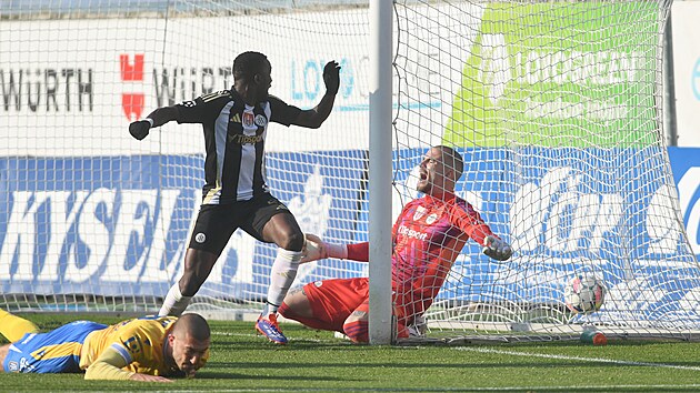 Bud�jovick� brank�� Martin Jan��ek b�duje nad st�elou, kterou ho p�ekonal teplick� Nemanja Mi�evi�.