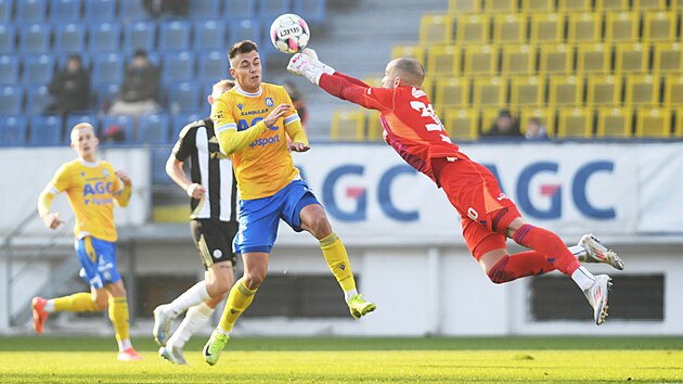 Bud�jovick� brank�� Martin Jan��ek zasahuje proti nebezpe�n� st�ele.