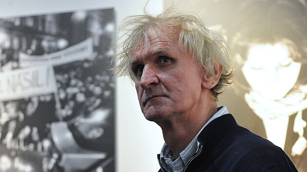 Jan �ib�k (na sn�mku) zachytil okam�iky sametov� revoluce v�etn� demonstrac�, kter� 17. listopadu p�edch�zely.