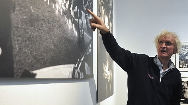 Jan �ib�k (na sn�mku) zachytil okam�iky sametov� revoluce v�etn� demonstrac�, kter� 17. listopadu p�edch�zely.