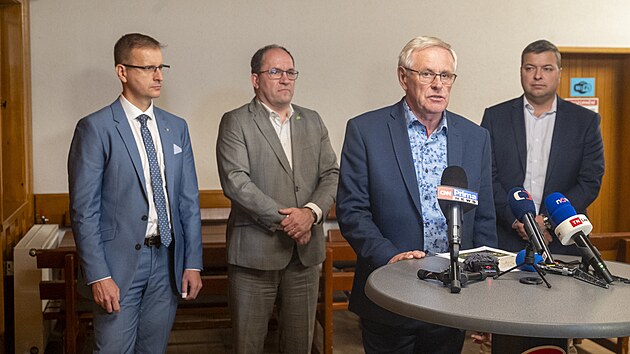 V blzkosti obce jezd u Valaskch Klobouk vznikne nov pehrada o objemu 29 milion metr krychlovch. Na snmku zleva hejtman Zlnskho kraje Radim Holi, ministr zemdlstv Marek Vborn, starosta obce jezd Vladimr Kralk a investin editel Povod Moravy Tom Blaka. (listopad 2024)