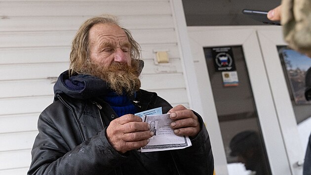 V Ukrajinci okupovan�m rusk�m m�st� Sud�a v Kursk� oblasti st�le z�st�v� ��st obyvatel, jejich p��buzn� pro n� cht�j� humanit�rn� koridor. (8. ��jna 2024)