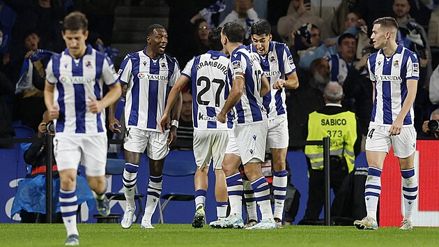 Fotbalist� Realu Sociedad slav� g�l v utk�n� proti Barcelon�.