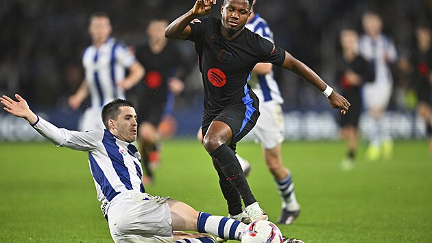 Ansu Fati z Barcelony se pokou�� prosadit v duelu proti Real Sociedad.