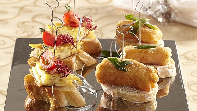 Tapas chlebíky se sýrovo-unkovým závitkem