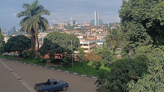 V�hled z N�rodn� me�ity v ugandsk� Kampale. Ugandsk�m muslim�m ji sv�ho �asu nechal postavit libyjsk� dikt�tor Muammar Kadd�f�. (3. listopadu 2024)