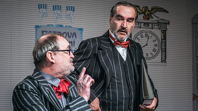 Brnnsk Divadlo Bolka Polvky uvede komedii Deskov statek, kter ukazuje pedvolebn intriky a manipulace. Pestoe hra vznikla u v roce 1908, je podle tvrc pedstaven stle aktuln. V hlavn roli se pedstav Jan Kolak (vpravo).