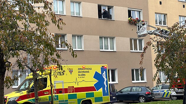 Mu� cht�l v pra�sk� Kr�i sko�it z okna, na m�st� zasahovaly v�echny slo�ky IZS. (16. 11. 2024)