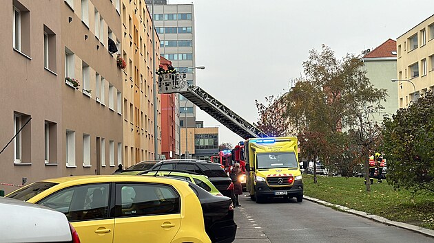Mu� cht�l v pra�sk� Kr�i sko�it z okna, na m�st� zasahovaly v�echny slo�ky IZS. (16. 11. 2024)