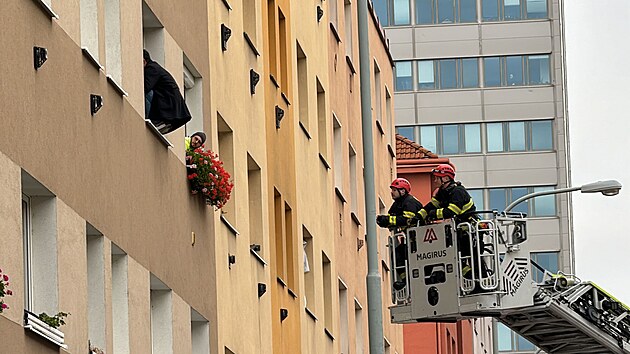 Mu� cht�l v pra�sk� Kr�i sko�it z okna, na m�st� zasahovaly v�echny slo�ky IZS. (16. 11. 2024)