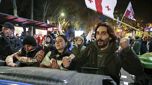 Ve Tbilisi se stetly bezpenostn sloky s demonstranty protestujcmi proti vsledkm nedvnch parlamentnch voleb. (19. listopadu 2024)