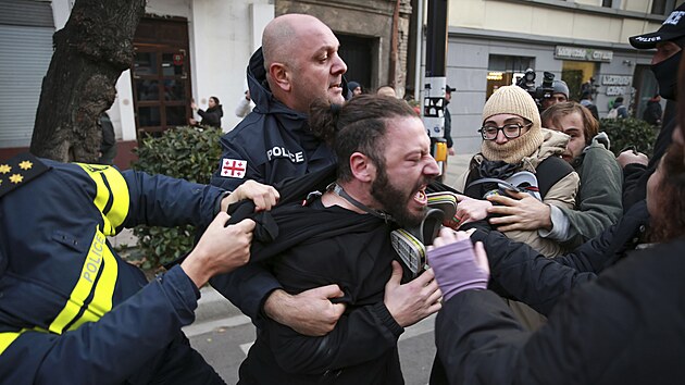 Ve Tbilisi se stetly bezpenostn sloky s demonstranty protestujcmi proti vsledkm nedvnch parlamentnch voleb. (19. listopadu 2024)