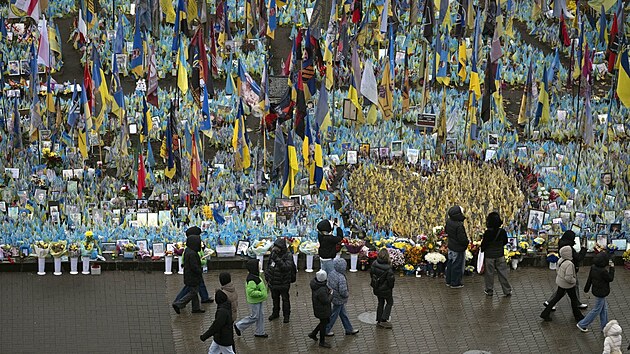 Kyjevsk Majdan zaplavily ukrajinsk vlajky a fotky padlch vojk. (15. listopadu 2024)