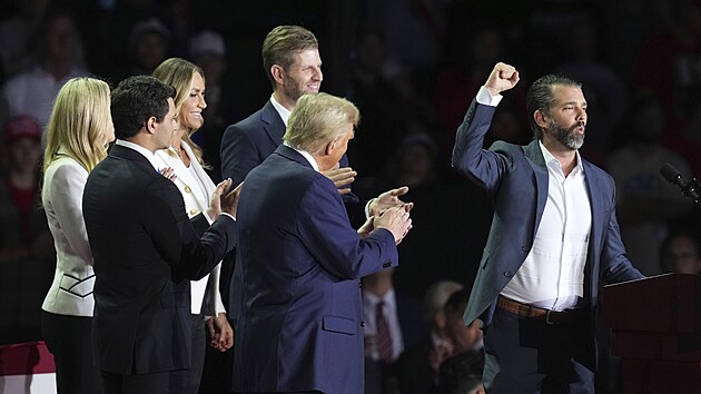 Donald Trump mlad�� m��e hr�t v otcov� administrativ� v�znamnou roli. (6. listopadu 2024)