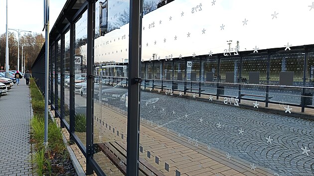 Specilnmi ochrannmi polepy jsou ji opateny napklad zastvky na ndra nebo u Lidlu.